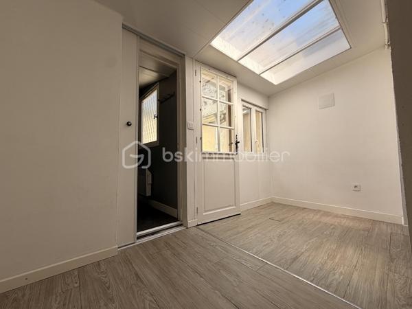 Elle est composée d'un séjour lumineux, avec cuisine ouverte, un WC indépendant, une salle d'eau, une buanderie ainsi qu'une terrasse carrelée idéale pour les beaux jours avec un petit espace de stockage. 

Au premier étage, un palier desservant deux chambres, dont une avec placard de rangement.

Au deuxième étage, une mezzanine avec placard faisant office de chambre. 

Idéalement placé proche des commerces, parking à proximité.   
Tout à l'égout/ Double vitrage PVC et bois. 

Ideal investisseurs ou première acquisition 
Rafraîchissement à prévoir !