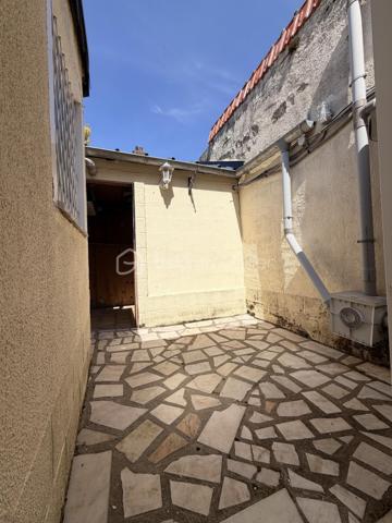 Elle est composée d'un séjour lumineux, avec cuisine ouverte, un WC indépendant, une salle d'eau, une buanderie ainsi qu'une terrasse carrelée idéale pour les beaux jours avec un petit espace de stockage. 

Au premier étage, un palier desservant deux chambres, dont une avec placard de rangement.

Au deuxième étage, une mezzanine avec placard faisant office de chambre. 

Idéalement placé proche des commerces, parking à proximité.   
Tout à l'égout/ Double vitrage PVC et bois. 

Ideal investisseurs ou première acquisition 
Rafraîchissement à prévoir !