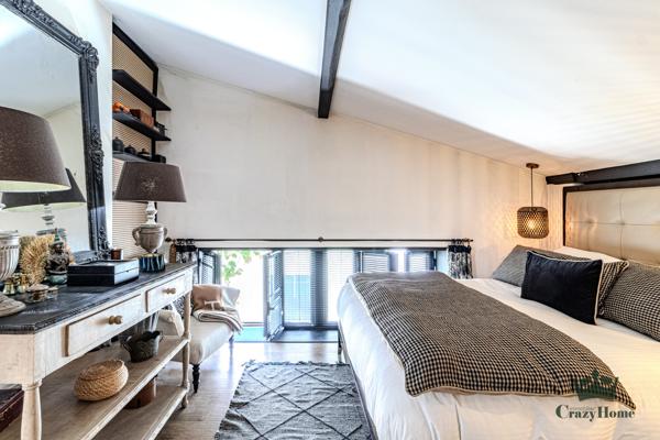 Loft
                                                                                                                                                                                                                                                                                                                        5 pièce(s)                                                                                                                                                                                                          4 chambre(s)                                                                                                                                                                                                          183  m²