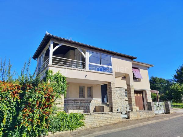 Idéalement située en plein cœur de Gourdon, cette maison d’environ 112 m² habitables bénéficie d’un emplacement particulièrement pratique : supermarché, gare, médecins et commerces sont accessibles à pied, à environ 5 minutes.

La maison propose au niveau principal un agréable salon-salle à manger, une grande cuisine, deux chambres ainsi qu’une salle d’eau avec douche. Une agréable terrasse vient compléter cet espace de vie et offre un extérieur appréciable en plein centre-ville.

Le sous-sol apporte un véritable espace supplémentaire avec deux chambres, une buanderie et un garage d’environ 26 m².

Côté confort, la maison dispose de menuiseries PVC double vitrage, de volets roulants électriques et d’un chauffage central.

Le tout sur une parcelle de 398 m² avec jardin, cette maison offre 4 chambres au total, une grande cuisine, une terrasse et un garage, tout en bénéficiant de la proximité immédiate de toutes les commodités.

Un bien rare en centre-ville, à découvrir sans tarder !