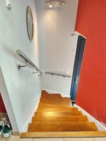 Idéalement située en plein cœur de Gourdon, cette maison d’environ 112 m² habitables bénéficie d’un emplacement particulièrement pratique : supermarché, gare, médecins et commerces sont accessibles à pied, à environ 5 minutes.

La maison propose au niveau principal un agréable salon-salle à manger, une grande cuisine, deux chambres ainsi qu’une salle d’eau avec douche. Une agréable terrasse vient compléter cet espace de vie et offre un extérieur appréciable en plein centre-ville.

Le sous-sol apporte un véritable espace supplémentaire avec deux chambres, une buanderie et un garage d’environ 26 m².

Côté confort, la maison dispose de menuiseries PVC double vitrage, de volets roulants électriques et d’un chauffage central.

Le tout sur une parcelle de 398 m² avec jardin, cette maison offre 4 chambres au total, une grande cuisine, une terrasse et un garage, tout en bénéficiant de la proximité immédiate de toutes les commodités.

Un bien rare en centre-ville, à découvrir sans tarder !