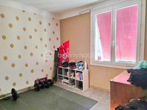Idéalement située en plein cœur de Gourdon, cette maison d’environ 112 m² habitables bénéficie d’un emplacement particulièrement pratique : supermarché, gare, médecins et commerces sont accessibles à pied, à environ 5 minutes.

La maison propose au niveau principal un agréable salon-salle à manger, une grande cuisine, deux chambres ainsi qu’une salle d’eau avec douche. Une agréable terrasse vient compléter cet espace de vie et offre un extérieur appréciable en plein centre-ville.

Le sous-sol apporte un véritable espace supplémentaire avec deux chambres, une buanderie et un garage d’environ 26 m².

Côté confort, la maison dispose de menuiseries PVC double vitrage, de volets roulants électriques et d’un chauffage central.

Le tout sur une parcelle de 398 m² avec jardin, cette maison offre 4 chambres au total, une grande cuisine, une terrasse et un garage, tout en bénéficiant de la proximité immédiate de toutes les commodités.

Un bien rare en centre-ville, à découvrir sans tarder !