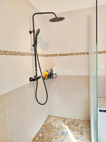 Idéalement située en plein cœur de Gourdon, cette maison d’environ 112 m² habitables bénéficie d’un emplacement particulièrement pratique : supermarché, gare, médecins et commerces sont accessibles à pied, à environ 5 minutes.

La maison propose au niveau principal un agréable salon-salle à manger, une grande cuisine, deux chambres ainsi qu’une salle d’eau avec douche. Une agréable terrasse vient compléter cet espace de vie et offre un extérieur appréciable en plein centre-ville.

Le sous-sol apporte un véritable espace supplémentaire avec deux chambres, une buanderie et un garage d’environ 26 m².

Côté confort, la maison dispose de menuiseries PVC double vitrage, de volets roulants électriques et d’un chauffage central.

Le tout sur une parcelle de 398 m² avec jardin, cette maison offre 4 chambres au total, une grande cuisine, une terrasse et un garage, tout en bénéficiant de la proximité immédiate de toutes les commodités.

Un bien rare en centre-ville, à découvrir sans tarder !