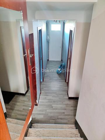 Idéalement située en plein cœur de Gourdon, cette maison d’environ 112 m² habitables bénéficie d’un emplacement particulièrement pratique : supermarché, gare, médecins et commerces sont accessibles à pied, à environ 5 minutes.

La maison propose au niveau principal un agréable salon-salle à manger, une grande cuisine, deux chambres ainsi qu’une salle d’eau avec douche. Une agréable terrasse vient compléter cet espace de vie et offre un extérieur appréciable en plein centre-ville.

Le sous-sol apporte un véritable espace supplémentaire avec deux chambres, une buanderie et un garage d’environ 26 m².

Côté confort, la maison dispose de menuiseries PVC double vitrage, de volets roulants électriques et d’un chauffage central.

Le tout sur une parcelle de 398 m² avec jardin, cette maison offre 4 chambres au total, une grande cuisine, une terrasse et un garage, tout en bénéficiant de la proximité immédiate de toutes les commodités.

Un bien rare en centre-ville, à découvrir sans tarder !