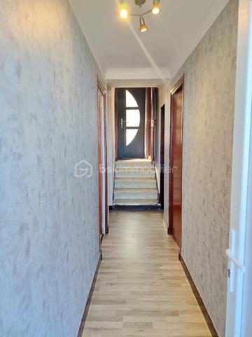 Idéalement située en plein cœur de Gourdon, cette maison d’environ 112 m² habitables bénéficie d’un emplacement particulièrement pratique : supermarché, gare, médecins et commerces sont accessibles à pied, à environ 5 minutes.

La maison propose au niveau principal un agréable salon-salle à manger, une grande cuisine, deux chambres ainsi qu’une salle d’eau avec douche. Une agréable terrasse vient compléter cet espace de vie et offre un extérieur appréciable en plein centre-ville.

Le sous-sol apporte un véritable espace supplémentaire avec deux chambres, une buanderie et un garage d’environ 26 m².

Côté confort, la maison dispose de menuiseries PVC double vitrage, de volets roulants électriques et d’un chauffage central.

Le tout sur une parcelle de 398 m² avec jardin, cette maison offre 4 chambres au total, une grande cuisine, une terrasse et un garage, tout en bénéficiant de la proximité immédiate de toutes les commodités.

Un bien rare en centre-ville, à découvrir sans tarder !