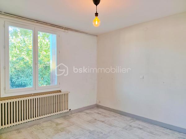 Idéalement située en plein cœur de Gourdon, cette maison d’environ 112 m² habitables bénéficie d’un emplacement particulièrement pratique : supermarché, gare, médecins et commerces sont accessibles à pied, à environ 5 minutes.

La maison propose au niveau principal un agréable salon-salle à manger, une grande cuisine, deux chambres ainsi qu’une salle d’eau avec douche. Une agréable terrasse vient compléter cet espace de vie et offre un extérieur appréciable en plein centre-ville.

Le sous-sol apporte un véritable espace supplémentaire avec deux chambres, une buanderie et un garage d’environ 26 m².

Côté confort, la maison dispose de menuiseries PVC double vitrage, de volets roulants électriques et d’un chauffage central.

Le tout sur une parcelle de 398 m² avec jardin, cette maison offre 4 chambres au total, une grande cuisine, une terrasse et un garage, tout en bénéficiant de la proximité immédiate de toutes les commodités.

Un bien rare en centre-ville, à découvrir sans tarder !