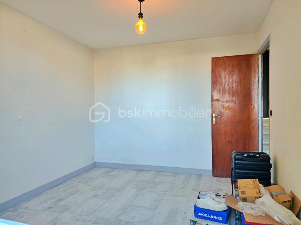 Idéalement située en plein cœur de Gourdon, cette maison d’environ 112 m² habitables bénéficie d’un emplacement particulièrement pratique : supermarché, gare, médecins et commerces sont accessibles à pied, à environ 5 minutes.

La maison propose au niveau principal un agréable salon-salle à manger, une grande cuisine, deux chambres ainsi qu’une salle d’eau avec douche. Une agréable terrasse vient compléter cet espace de vie et offre un extérieur appréciable en plein centre-ville.

Le sous-sol apporte un véritable espace supplémentaire avec deux chambres, une buanderie et un garage d’environ 26 m².

Côté confort, la maison dispose de menuiseries PVC double vitrage, de volets roulants électriques et d’un chauffage central.

Le tout sur une parcelle de 398 m² avec jardin, cette maison offre 4 chambres au total, une grande cuisine, une terrasse et un garage, tout en bénéficiant de la proximité immédiate de toutes les commodités.

Un bien rare en centre-ville, à découvrir sans tarder !