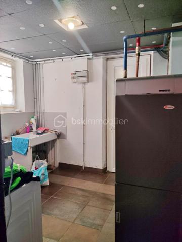 Idéalement située en plein cœur de Gourdon, cette maison d’environ 112 m² habitables bénéficie d’un emplacement particulièrement pratique : supermarché, gare, médecins et commerces sont accessibles à pied, à environ 5 minutes.

La maison propose au niveau principal un agréable salon-salle à manger, une grande cuisine, deux chambres ainsi qu’une salle d’eau avec douche. Une agréable terrasse vient compléter cet espace de vie et offre un extérieur appréciable en plein centre-ville.

Le sous-sol apporte un véritable espace supplémentaire avec deux chambres, une buanderie et un garage d’environ 26 m².

Côté confort, la maison dispose de menuiseries PVC double vitrage, de volets roulants électriques et d’un chauffage central.

Le tout sur une parcelle de 398 m² avec jardin, cette maison offre 4 chambres au total, une grande cuisine, une terrasse et un garage, tout en bénéficiant de la proximité immédiate de toutes les commodités.

Un bien rare en centre-ville, à découvrir sans tarder !