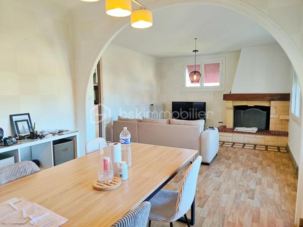 Idéalement située en plein cœur de Gourdon, cette maison d’environ 112 m² habitables bénéficie d’un emplacement particulièrement pratique : supermarché, gare, médecins et commerces sont accessibles à pied, à environ 5 minutes.

La maison propose au niveau principal un agréable salon-salle à manger, une grande cuisine, deux chambres ainsi qu’une salle d’eau avec douche. Une agréable terrasse vient compléter cet espace de vie et offre un extérieur appréciable en plein centre-ville.

Le sous-sol apporte un véritable espace supplémentaire avec deux chambres, une buanderie et un garage d’environ 26 m².

Côté confort, la maison dispose de menuiseries PVC double vitrage, de volets roulants électriques et d’un chauffage central.

Le tout sur une parcelle de 398 m² avec jardin, cette maison offre 4 chambres au total, une grande cuisine, une terrasse et un garage, tout en bénéficiant de la proximité immédiate de toutes les commodités.

Un bien rare en centre-ville, à découvrir sans tarder !