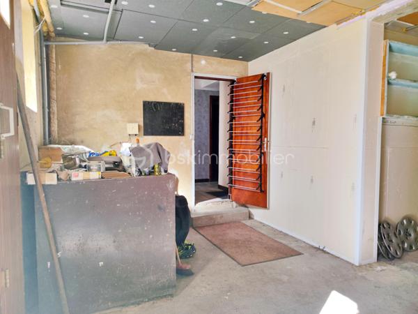 Idéalement située en plein cœur de Gourdon, cette maison d’environ 112 m² habitables bénéficie d’un emplacement particulièrement pratique : supermarché, gare, médecins et commerces sont accessibles à pied, à environ 5 minutes.

La maison propose au niveau principal un agréable salon-salle à manger, une grande cuisine, deux chambres ainsi qu’une salle d’eau avec douche. Une agréable terrasse vient compléter cet espace de vie et offre un extérieur appréciable en plein centre-ville.

Le sous-sol apporte un véritable espace supplémentaire avec deux chambres, une buanderie et un garage d’environ 26 m².

Côté confort, la maison dispose de menuiseries PVC double vitrage, de volets roulants électriques et d’un chauffage central.

Le tout sur une parcelle de 398 m² avec jardin, cette maison offre 4 chambres au total, une grande cuisine, une terrasse et un garage, tout en bénéficiant de la proximité immédiate de toutes les commodités.

Un bien rare en centre-ville, à découvrir sans tarder !
