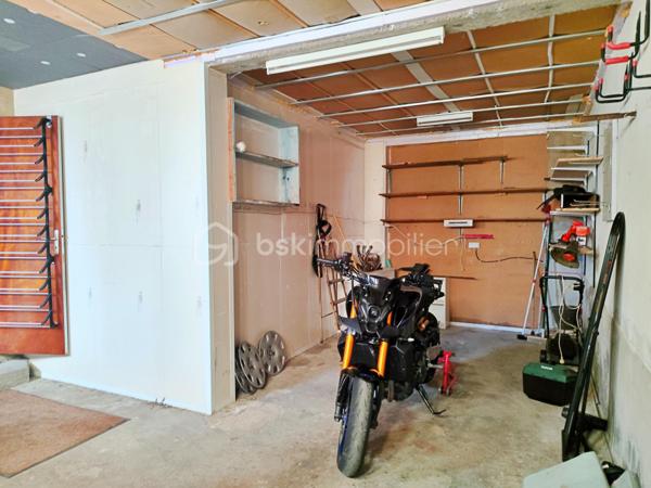Idéalement située en plein cœur de Gourdon, cette maison d’environ 112 m² habitables bénéficie d’un emplacement particulièrement pratique : supermarché, gare, médecins et commerces sont accessibles à pied, à environ 5 minutes.

La maison propose au niveau principal un agréable salon-salle à manger, une grande cuisine, deux chambres ainsi qu’une salle d’eau avec douche. Une agréable terrasse vient compléter cet espace de vie et offre un extérieur appréciable en plein centre-ville.

Le sous-sol apporte un véritable espace supplémentaire avec deux chambres, une buanderie et un garage d’environ 26 m².

Côté confort, la maison dispose de menuiseries PVC double vitrage, de volets roulants électriques et d’un chauffage central.

Le tout sur une parcelle de 398 m² avec jardin, cette maison offre 4 chambres au total, une grande cuisine, une terrasse et un garage, tout en bénéficiant de la proximité immédiate de toutes les commodités.

Un bien rare en centre-ville, à découvrir sans tarder !