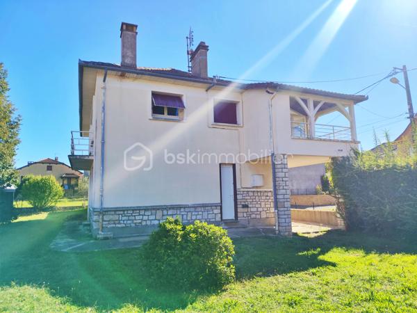 Idéalement située en plein cœur de Gourdon, cette maison d’environ 112 m² habitables bénéficie d’un emplacement particulièrement pratique : supermarché, gare, médecins et commerces sont accessibles à pied, à environ 5 minutes.

La maison propose au niveau principal un agréable salon-salle à manger, une grande cuisine, deux chambres ainsi qu’une salle d’eau avec douche. Une agréable terrasse vient compléter cet espace de vie et offre un extérieur appréciable en plein centre-ville.

Le sous-sol apporte un véritable espace supplémentaire avec deux chambres, une buanderie et un garage d’environ 26 m².

Côté confort, la maison dispose de menuiseries PVC double vitrage, de volets roulants électriques et d’un chauffage central.

Le tout sur une parcelle de 398 m² avec jardin, cette maison offre 4 chambres au total, une grande cuisine, une terrasse et un garage, tout en bénéficiant de la proximité immédiate de toutes les commodités.

Un bien rare en centre-ville, à découvrir sans tarder !