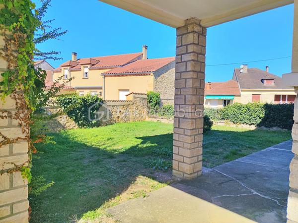 Idéalement située en plein cœur de Gourdon, cette maison d’environ 112 m² habitables bénéficie d’un emplacement particulièrement pratique : supermarché, gare, médecins et commerces sont accessibles à pied, à environ 5 minutes.

La maison propose au niveau principal un agréable salon-salle à manger, une grande cuisine, deux chambres ainsi qu’une salle d’eau avec douche. Une agréable terrasse vient compléter cet espace de vie et offre un extérieur appréciable en plein centre-ville.

Le sous-sol apporte un véritable espace supplémentaire avec deux chambres, une buanderie et un garage d’environ 26 m².

Côté confort, la maison dispose de menuiseries PVC double vitrage, de volets roulants électriques et d’un chauffage central.

Le tout sur une parcelle de 398 m² avec jardin, cette maison offre 4 chambres au total, une grande cuisine, une terrasse et un garage, tout en bénéficiant de la proximité immédiate de toutes les commodités.

Un bien rare en centre-ville, à découvrir sans tarder !