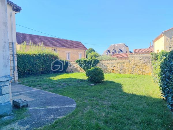 Idéalement située en plein cœur de Gourdon, cette maison d’environ 112 m² habitables bénéficie d’un emplacement particulièrement pratique : supermarché, gare, médecins et commerces sont accessibles à pied, à environ 5 minutes.

La maison propose au niveau principal un agréable salon-salle à manger, une grande cuisine, deux chambres ainsi qu’une salle d’eau avec douche. Une agréable terrasse vient compléter cet espace de vie et offre un extérieur appréciable en plein centre-ville.

Le sous-sol apporte un véritable espace supplémentaire avec deux chambres, une buanderie et un garage d’environ 26 m².

Côté confort, la maison dispose de menuiseries PVC double vitrage, de volets roulants électriques et d’un chauffage central.

Le tout sur une parcelle de 398 m² avec jardin, cette maison offre 4 chambres au total, une grande cuisine, une terrasse et un garage, tout en bénéficiant de la proximité immédiate de toutes les commodités.

Un bien rare en centre-ville, à découvrir sans tarder !