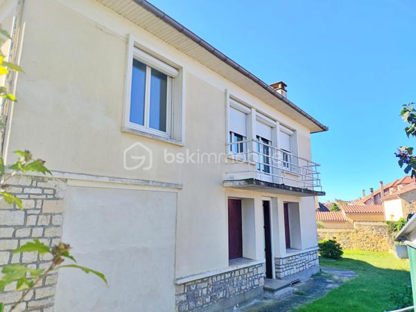 Idéalement située en plein cœur de Gourdon, cette maison d’environ 112 m² habitables bénéficie d’un emplacement particulièrement pratique : supermarché, gare, médecins et commerces sont accessibles à pied, à environ 5 minutes.

La maison propose au niveau principal un agréable salon-salle à manger, une grande cuisine, deux chambres ainsi qu’une salle d’eau avec douche. Une agréable terrasse vient compléter cet espace de vie et offre un extérieur appréciable en plein centre-ville.

Le sous-sol apporte un véritable espace supplémentaire avec deux chambres, une buanderie et un garage d’environ 26 m².

Côté confort, la maison dispose de menuiseries PVC double vitrage, de volets roulants électriques et d’un chauffage central.

Le tout sur une parcelle de 398 m² avec jardin, cette maison offre 4 chambres au total, une grande cuisine, une terrasse et un garage, tout en bénéficiant de la proximité immédiate de toutes les commodités.

Un bien rare en centre-ville, à découvrir sans tarder !