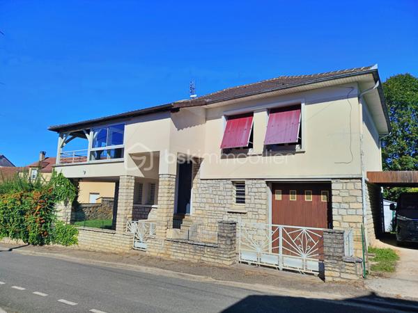 Idéalement située en plein cœur de Gourdon, cette maison d’environ 112 m² habitables bénéficie d’un emplacement particulièrement pratique : supermarché, gare, médecins et commerces sont accessibles à pied, à environ 5 minutes.

La maison propose au niveau principal un agréable salon-salle à manger, une grande cuisine, deux chambres ainsi qu’une salle d’eau avec douche. Une agréable terrasse vient compléter cet espace de vie et offre un extérieur appréciable en plein centre-ville.

Le sous-sol apporte un véritable espace supplémentaire avec deux chambres, une buanderie et un garage d’environ 26 m².

Côté confort, la maison dispose de menuiseries PVC double vitrage, de volets roulants électriques et d’un chauffage central.

Le tout sur une parcelle de 398 m² avec jardin, cette maison offre 4 chambres au total, une grande cuisine, une terrasse et un garage, tout en bénéficiant de la proximité immédiate de toutes les commodités.

Un bien rare en centre-ville, à découvrir sans tarder !
