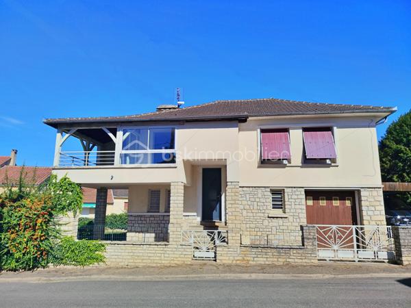 Idéalement située en plein cœur de Gourdon, cette maison d’environ 112 m² habitables bénéficie d’un emplacement particulièrement pratique : supermarché, gare, médecins et commerces sont accessibles à pied, à environ 5 minutes.

La maison propose au niveau principal un agréable salon-salle à manger, une grande cuisine, deux chambres ainsi qu’une salle d’eau avec douche. Une agréable terrasse vient compléter cet espace de vie et offre un extérieur appréciable en plein centre-ville.

Le sous-sol apporte un véritable espace supplémentaire avec deux chambres, une buanderie et un garage d’environ 26 m².

Côté confort, la maison dispose de menuiseries PVC double vitrage, de volets roulants électriques et d’un chauffage central.

Le tout sur une parcelle de 398 m² avec jardin, cette maison offre 4 chambres au total, une grande cuisine, une terrasse et un garage, tout en bénéficiant de la proximité immédiate de toutes les commodités.

Un bien rare en centre-ville, à découvrir sans tarder !