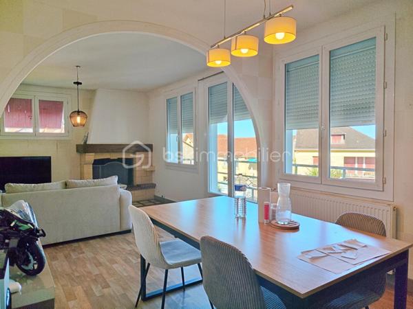 Idéalement située en plein cœur de Gourdon, cette maison d’environ 112 m² habitables bénéficie d’un emplacement particulièrement pratique : supermarché, gare, médecins et commerces sont accessibles à pied, à environ 5 minutes.

La maison propose au niveau principal un agréable salon-salle à manger, une grande cuisine, deux chambres ainsi qu’une salle d’eau avec douche. Une agréable terrasse vient compléter cet espace de vie et offre un extérieur appréciable en plein centre-ville.

Le sous-sol apporte un véritable espace supplémentaire avec deux chambres, une buanderie et un garage d’environ 26 m².

Côté confort, la maison dispose de menuiseries PVC double vitrage, de volets roulants électriques et d’un chauffage central.

Le tout sur une parcelle de 398 m² avec jardin, cette maison offre 4 chambres au total, une grande cuisine, une terrasse et un garage, tout en bénéficiant de la proximité immédiate de toutes les commodités.

Un bien rare en centre-ville, à découvrir sans tarder !