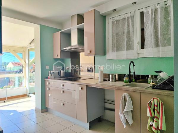 Idéalement située en plein cœur de Gourdon, cette maison d’environ 112 m² habitables bénéficie d’un emplacement particulièrement pratique : supermarché, gare, médecins et commerces sont accessibles à pied, à environ 5 minutes.

La maison propose au niveau principal un agréable salon-salle à manger, une grande cuisine, deux chambres ainsi qu’une salle d’eau avec douche. Une agréable terrasse vient compléter cet espace de vie et offre un extérieur appréciable en plein centre-ville.

Le sous-sol apporte un véritable espace supplémentaire avec deux chambres, une buanderie et un garage d’environ 26 m².

Côté confort, la maison dispose de menuiseries PVC double vitrage, de volets roulants électriques et d’un chauffage central.

Le tout sur une parcelle de 398 m² avec jardin, cette maison offre 4 chambres au total, une grande cuisine, une terrasse et un garage, tout en bénéficiant de la proximité immédiate de toutes les commodités.

Un bien rare en centre-ville, à découvrir sans tarder !