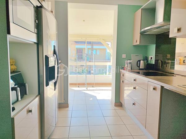 Idéalement située en plein cœur de Gourdon, cette maison d’environ 112 m² habitables bénéficie d’un emplacement particulièrement pratique : supermarché, gare, médecins et commerces sont accessibles à pied, à environ 5 minutes.

La maison propose au niveau principal un agréable salon-salle à manger, une grande cuisine, deux chambres ainsi qu’une salle d’eau avec douche. Une agréable terrasse vient compléter cet espace de vie et offre un extérieur appréciable en plein centre-ville.

Le sous-sol apporte un véritable espace supplémentaire avec deux chambres, une buanderie et un garage d’environ 26 m².

Côté confort, la maison dispose de menuiseries PVC double vitrage, de volets roulants électriques et d’un chauffage central.

Le tout sur une parcelle de 398 m² avec jardin, cette maison offre 4 chambres au total, une grande cuisine, une terrasse et un garage, tout en bénéficiant de la proximité immédiate de toutes les commodités.

Un bien rare en centre-ville, à découvrir sans tarder !