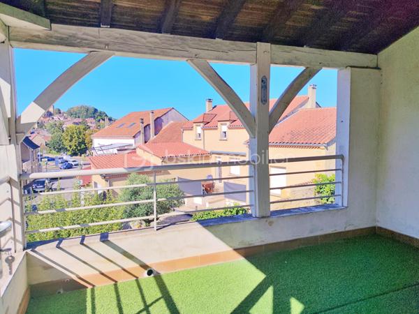 Idéalement située en plein cœur de Gourdon, cette maison d’environ 112 m² habitables bénéficie d’un emplacement particulièrement pratique : supermarché, gare, médecins et commerces sont accessibles à pied, à environ 5 minutes.

La maison propose au niveau principal un agréable salon-salle à manger, une grande cuisine, deux chambres ainsi qu’une salle d’eau avec douche. Une agréable terrasse vient compléter cet espace de vie et offre un extérieur appréciable en plein centre-ville.

Le sous-sol apporte un véritable espace supplémentaire avec deux chambres, une buanderie et un garage d’environ 26 m².

Côté confort, la maison dispose de menuiseries PVC double vitrage, de volets roulants électriques et d’un chauffage central.

Le tout sur une parcelle de 398 m² avec jardin, cette maison offre 4 chambres au total, une grande cuisine, une terrasse et un garage, tout en bénéficiant de la proximité immédiate de toutes les commodités.

Un bien rare en centre-ville, à découvrir sans tarder !