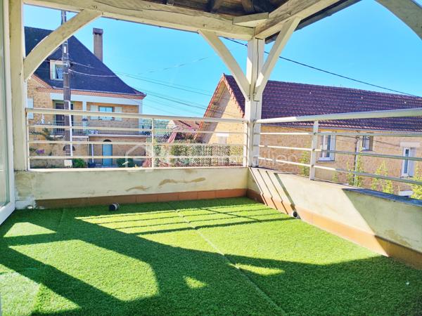Idéalement située en plein cœur de Gourdon, cette maison d’environ 112 m² habitables bénéficie d’un emplacement particulièrement pratique : supermarché, gare, médecins et commerces sont accessibles à pied, à environ 5 minutes.

La maison propose au niveau principal un agréable salon-salle à manger, une grande cuisine, deux chambres ainsi qu’une salle d’eau avec douche. Une agréable terrasse vient compléter cet espace de vie et offre un extérieur appréciable en plein centre-ville.

Le sous-sol apporte un véritable espace supplémentaire avec deux chambres, une buanderie et un garage d’environ 26 m².

Côté confort, la maison dispose de menuiseries PVC double vitrage, de volets roulants électriques et d’un chauffage central.

Le tout sur une parcelle de 398 m² avec jardin, cette maison offre 4 chambres au total, une grande cuisine, une terrasse et un garage, tout en bénéficiant de la proximité immédiate de toutes les commodités.

Un bien rare en centre-ville, à découvrir sans tarder !