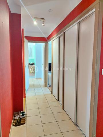 Idéalement située en plein cœur de Gourdon, cette maison d’environ 112 m² habitables bénéficie d’un emplacement particulièrement pratique : supermarché, gare, médecins et commerces sont accessibles à pied, à environ 5 minutes.

La maison propose au niveau principal un agréable salon-salle à manger, une grande cuisine, deux chambres ainsi qu’une salle d’eau avec douche. Une agréable terrasse vient compléter cet espace de vie et offre un extérieur appréciable en plein centre-ville.

Le sous-sol apporte un véritable espace supplémentaire avec deux chambres, une buanderie et un garage d’environ 26 m².

Côté confort, la maison dispose de menuiseries PVC double vitrage, de volets roulants électriques et d’un chauffage central.

Le tout sur une parcelle de 398 m² avec jardin, cette maison offre 4 chambres au total, une grande cuisine, une terrasse et un garage, tout en bénéficiant de la proximité immédiate de toutes les commodités.

Un bien rare en centre-ville, à découvrir sans tarder !