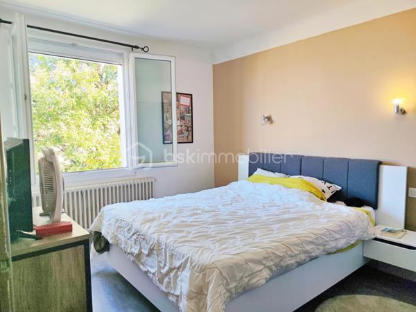 Idéalement située en plein cœur de Gourdon, cette maison d’environ 112 m² habitables bénéficie d’un emplacement particulièrement pratique : supermarché, gare, médecins et commerces sont accessibles à pied, à environ 5 minutes.

La maison propose au niveau principal un agréable salon-salle à manger, une grande cuisine, deux chambres ainsi qu’une salle d’eau avec douche. Une agréable terrasse vient compléter cet espace de vie et offre un extérieur appréciable en plein centre-ville.

Le sous-sol apporte un véritable espace supplémentaire avec deux chambres, une buanderie et un garage d’environ 26 m².

Côté confort, la maison dispose de menuiseries PVC double vitrage, de volets roulants électriques et d’un chauffage central.

Le tout sur une parcelle de 398 m² avec jardin, cette maison offre 4 chambres au total, une grande cuisine, une terrasse et un garage, tout en bénéficiant de la proximité immédiate de toutes les commodités.

Un bien rare en centre-ville, à découvrir sans tarder !
