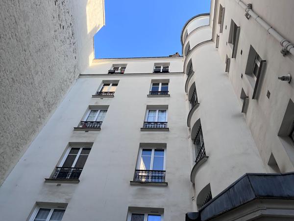 Grand studio avec cachet et fort potentiel en 2 pièces