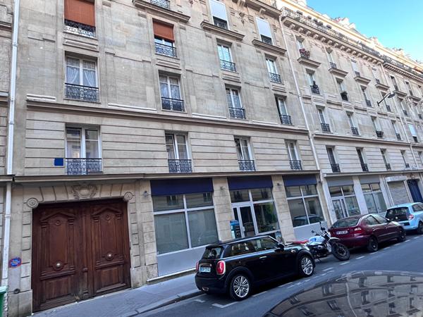 Grand studio avec cachet et fort potentiel en 2 pièces