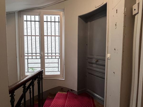 Grand studio avec cachet et fort potentiel en 2 pièces