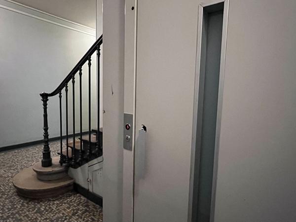 Grand studio avec cachet et fort potentiel en 2 pièces