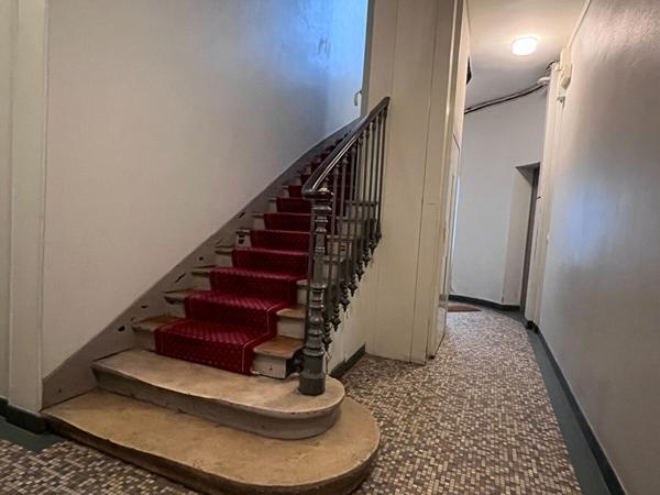 Grand studio avec cachet et fort potentiel en 2 pièces