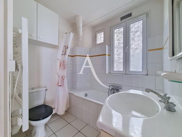 Grand studio avec cachet et fort potentiel en 2 pièces