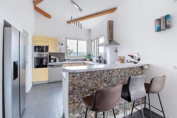 A VENDRE Maison LA MOTTE 185 m² avec PISCINE et VUE