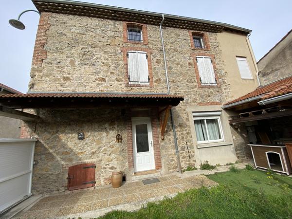 Maison en pierre avec jardin