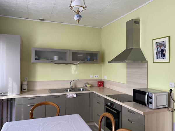 Maison en pierre avec jardin