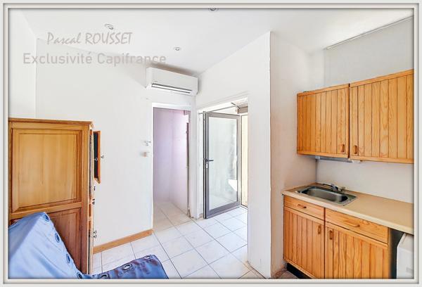 Appartement 32 m² à vendre Quartier naturiste de Leucate (11), avec cellier, cour et place de parking privées.