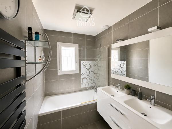 Maison
                                                                                                                                                                                                                                                                                                                        6 pièce(s)                                                                                                                                                                                                          5 chambre(s)                                                                                                                                                                                                          132  m²