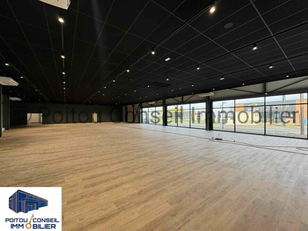 LOCAL COMMERCIAL NEUF 600m2 FONTENAY LE COMTE CENTRE