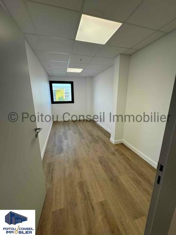 LOCAL COMMERCIAL NEUF 600m2 FONTENAY LE COMTE CENTRE