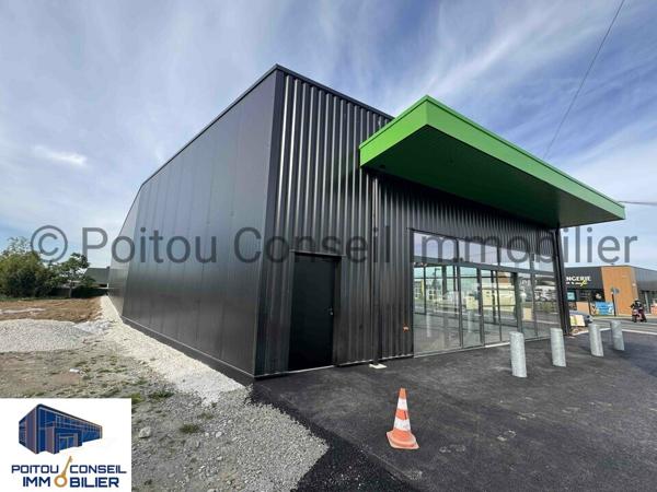 LOCAL COMMERCIAL NEUF 600m2 FONTENAY LE COMTE CENTRE
