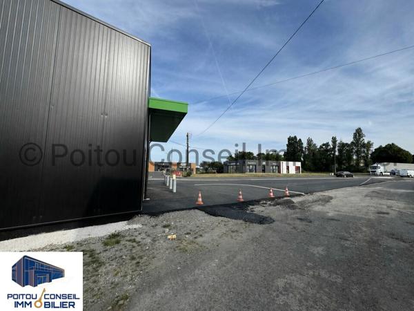 LOCAL COMMERCIAL NEUF 600m2 FONTENAY LE COMTE CENTRE