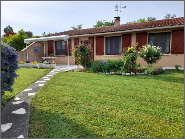 Maison de plain-pied avec un grand garage