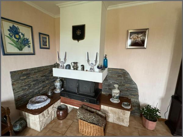 Maison de plain-pied avec un grand garage