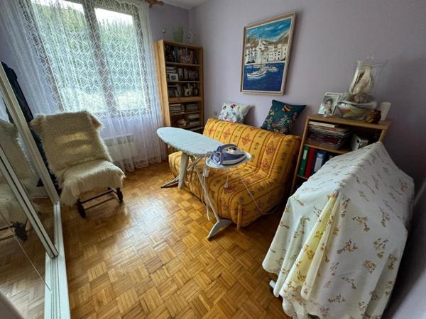 Maison de plain-pied avec un grand garage