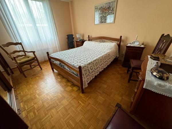 Maison de plain-pied avec un grand garage