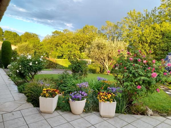 Maison de plain-pied avec un grand garage