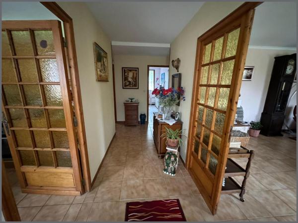 Maison de plain-pied avec un grand garage