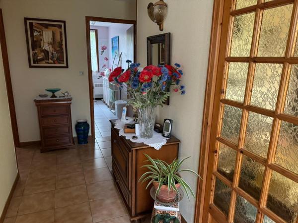 Maison de plain-pied avec un grand garage